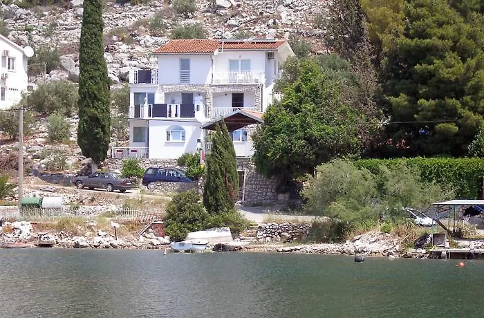 Laura Apartman *